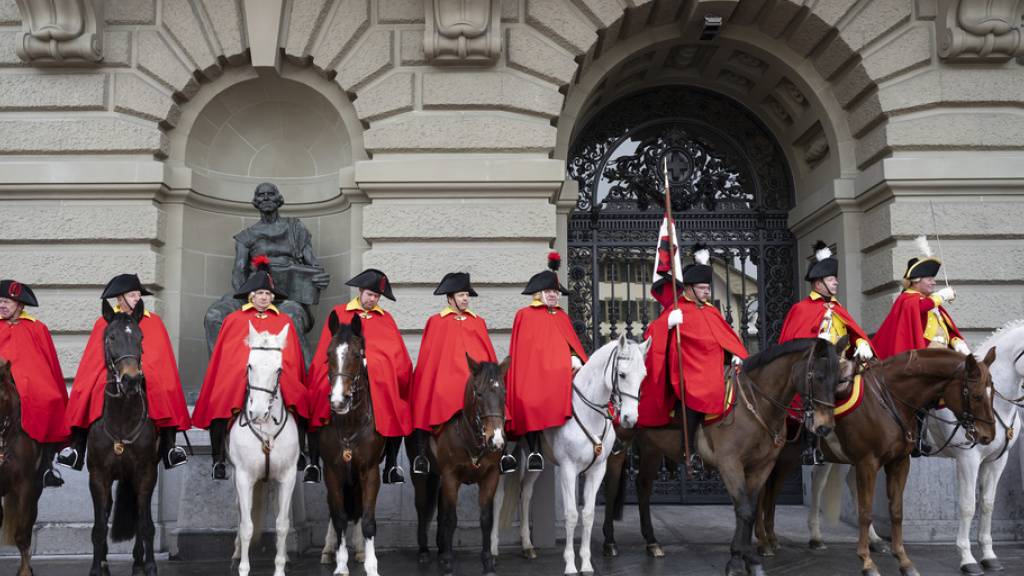 Die Berner Dragoner 1779 stehen vor dem Bundeshaus während des traditionellen Neujahrsempfangs am Mittwoch.