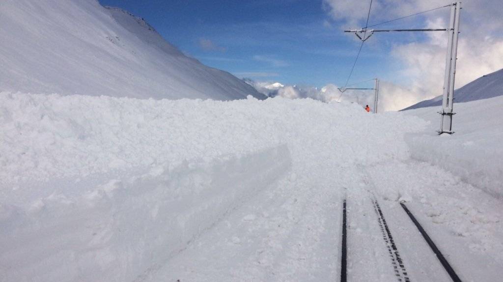 Nach einer Sicherheitssprengung hat am Freitagmorgen eine Lawine erneut die Gleise der Matterhorn Gotthard Bahn zwischen Nätschen UR und dem Oberalppass verschüttet.