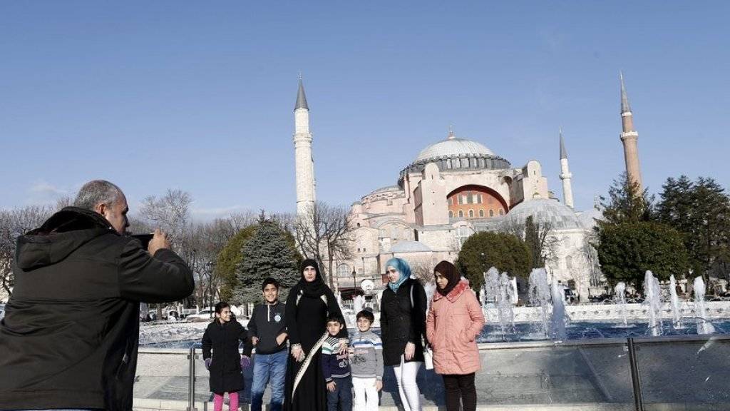 Touristen vor der Hagia Sophia in Istanbul: Wegen der angespannten Sicherheitslage im Land verzichteten zuletzt viele auf eine Türkei-Reise.