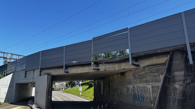 Lastwagen-Kran beschädigt Bahnunterführung am Zürichsee