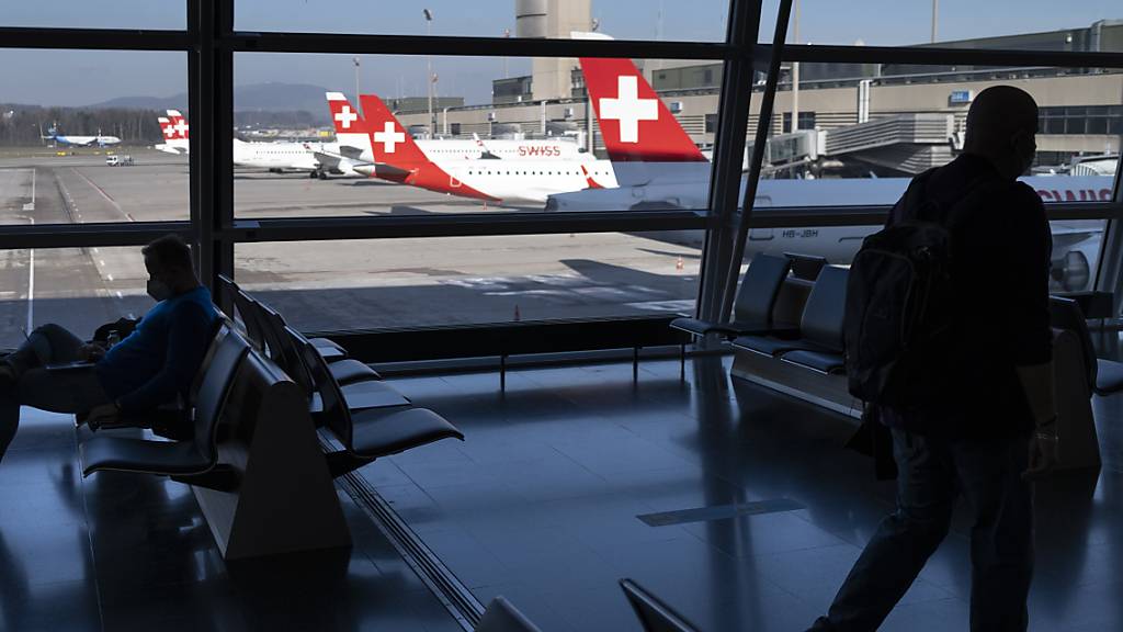 Reisende am Flughafen Zürich. (Symbolbild)