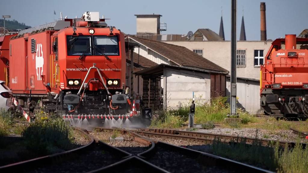 Verformte SBB-Gleise erhalten bei Sommerhitze eine Wasserdusche