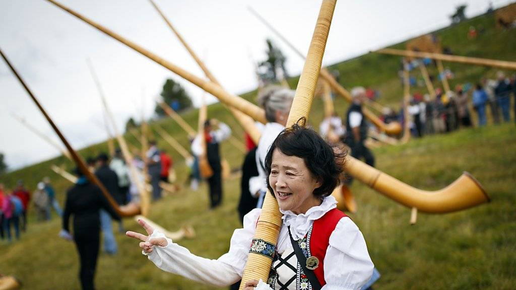 Eine japanische Alphornbläserin, nachdem sie am Höhepunkt des Alphornfestivals in Nendaz, am Gemeinschaftskonzert mit rund 200 Bläsern, mitgemacht hat.