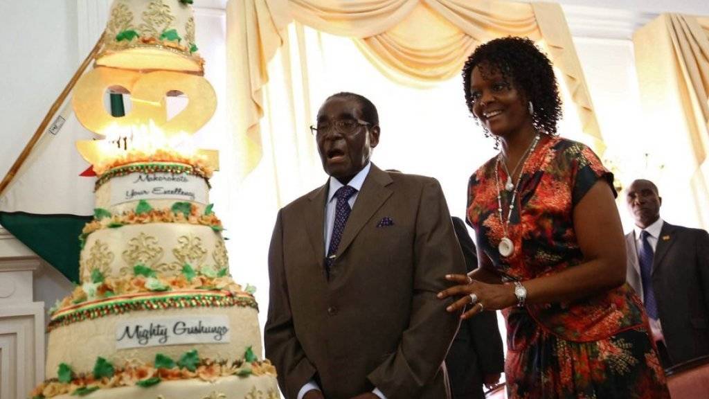 Simbabwes Machthaber Robert Mugabe und Ehefrau Grace vor der Geburtstagstorte beim Wiegenfest im privaten Rahmen am 22. Februar. Zum öffentlichen Fest am Samstag wurden 50'000 Menschen eingeladen.