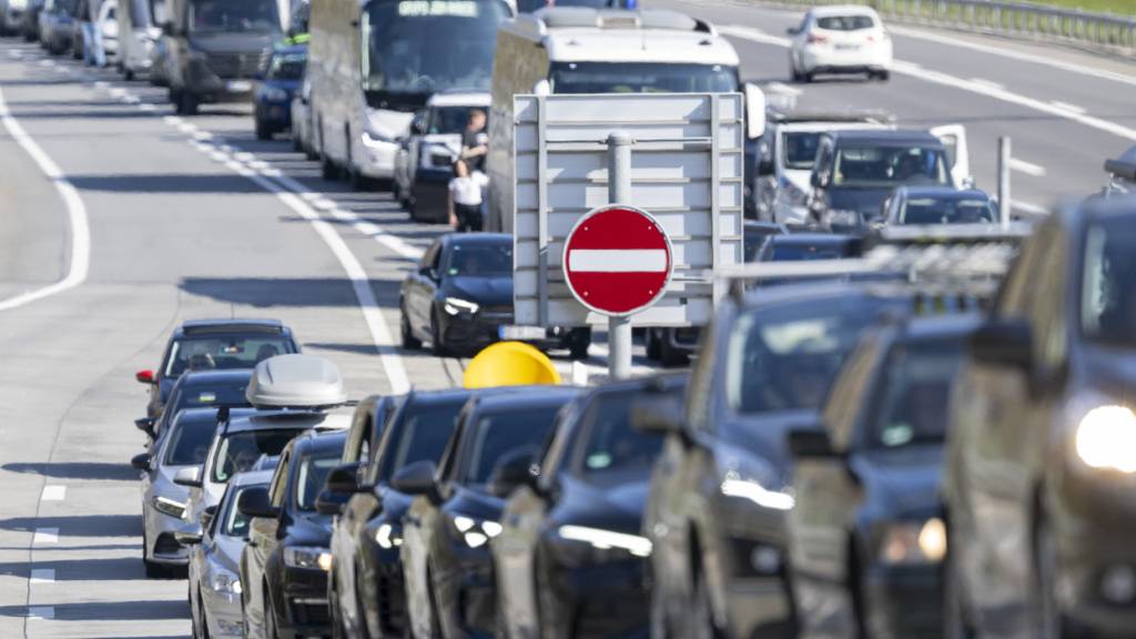 Autofahrerinnen und Autofahrer mussten am Freitagabend am Gotthard geduldig sein. (Archivbild)