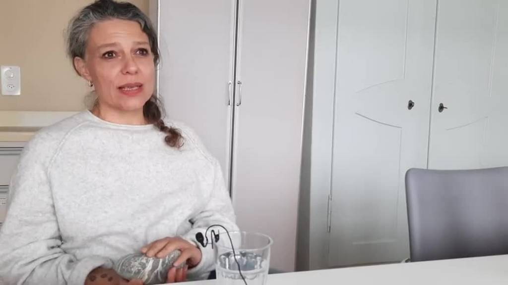 Leiterin Cristina Pitschen erklärt das Steinritual im Sterbehospiz