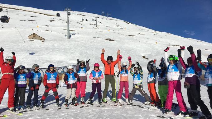 Bernhard Russi begleitet Kinder auf Piste