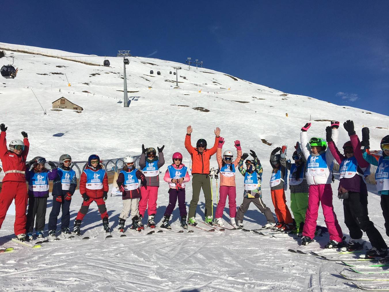 Bernhard Russi begleitet Kids bis 13 Jahren auf die Piste für «snow4free»