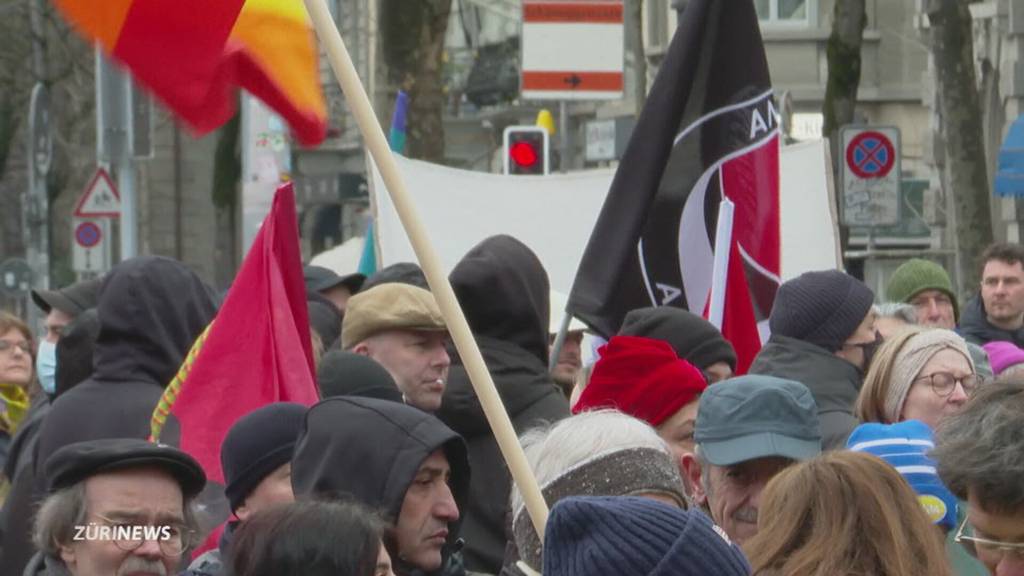 Freiheitstrychler und Ultralinke gemeinsam auf der Strasse