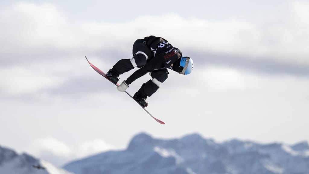 Jonas Hasler schwebt über den Bündner Berggipfeln