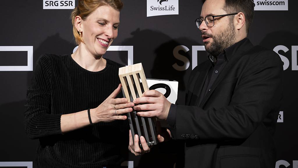 Die Schweizerin Regisseurin Lisa Gerig, Gewinnerin des «Prix de Soleure» mit «Die Anhörung» (links)und der Schweizer Regisseur Luka Popadic, Gewinner des «Prix du Public» mit «Echte Schweizer».