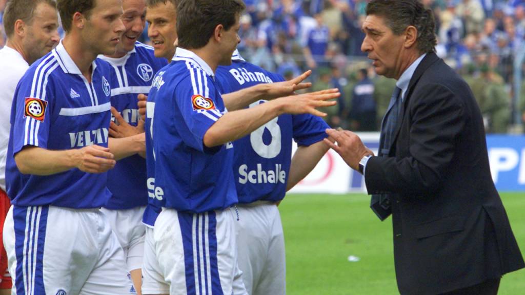 Schalkes Spieler Andreas Möller fragt Manager Rudi Assauer. ob die Partie in Hamburg schon zu Ende ist
