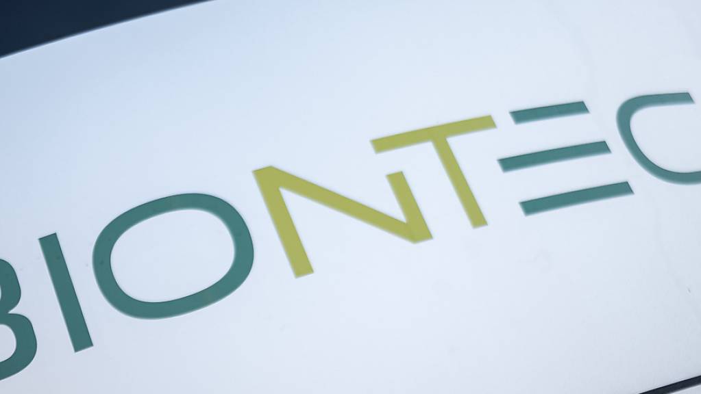Das Biontech-Logo steht auf einem Schild. Der Corona-Impfstoffhersteller Biontech stellt seine Umsatzzahlen für das 3. Quartal 2021 vor. Foto: Sebastian Gollnow/dpa