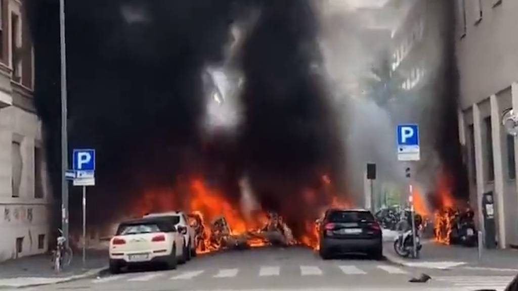 Explosion im Zentrum Mailands – mehrere Autos in Flammen