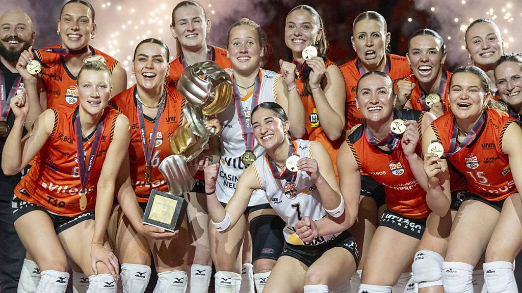 Die Spielerinnen von Neuchâtel UC freuen sich über den Cupsieg