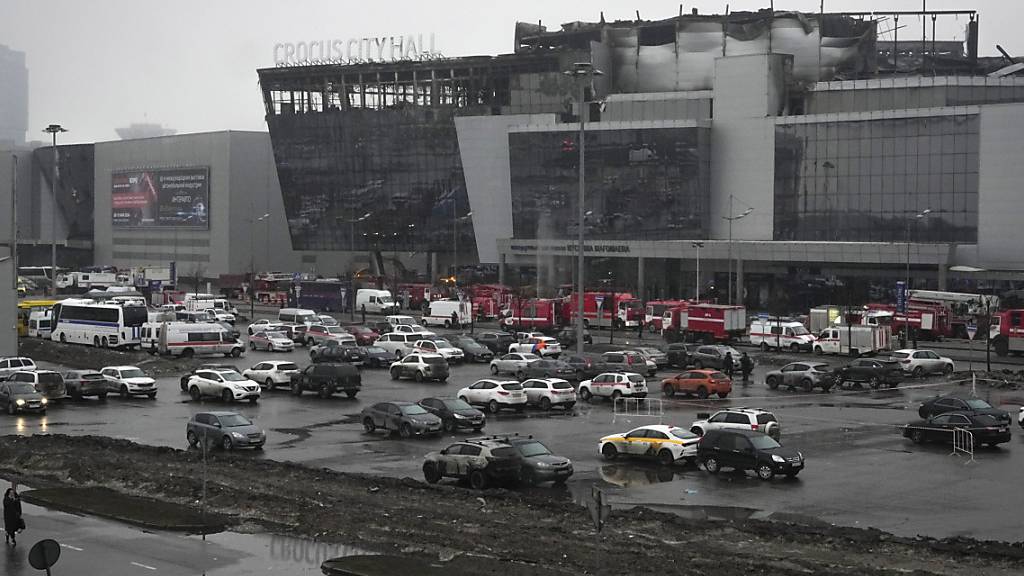 Bei dem Anschlag auf das Veranstaltungszentrum Crocus City Hall nahe Moskau ist die Zahl der Toten nach Angaben der Ermittler weiter gestiegen. Foto: Alexander Zemlianichenko/AP/dpa