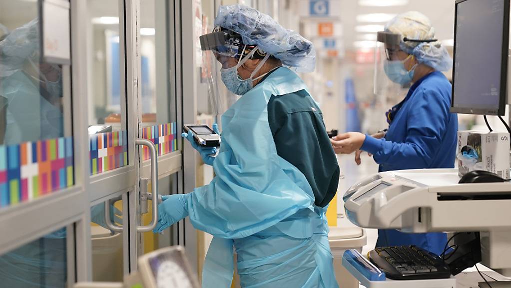Zwei Medizinerinnen in Schutzkleidung arbeiten auf einer Station im Krankenhaus «Bellevue Hospital».
