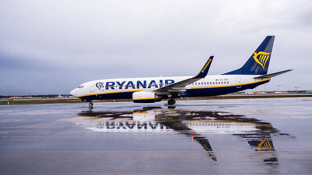 Die irische Fluggesellschaft Ryanair kündigte den Abbau von mehreren tausend Stellen an. (Symbolbild)