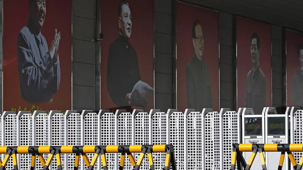 Porträts von Chinas ehemaligen Spitzenpolitikern Mao Zedong (l-r), Deng Xiaoping, Jiang Zemin, Hu Jintao und dem derzeitigen Präsidenten Xi Jinping sind in einem Militärlager zu sehen. Das Zentralkomitee der Kommunistischen Partei Chinas hat sich hinter eine anhaltende Führungsrolle von Staats- und Parteichef Xi Jinping gestellt. Foto: Ng Han Guan/AP/dpa