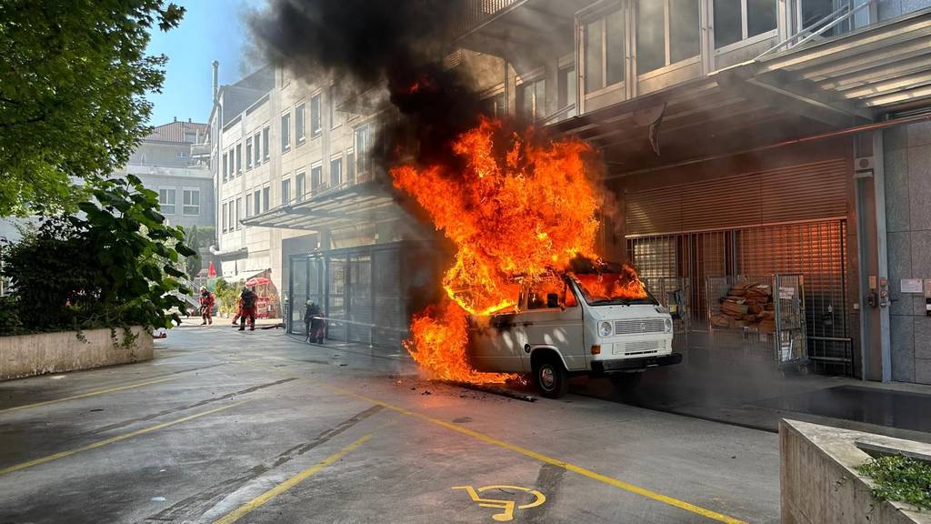 Bus im Kreis 8 brennt – starke Rauchentwicklung 