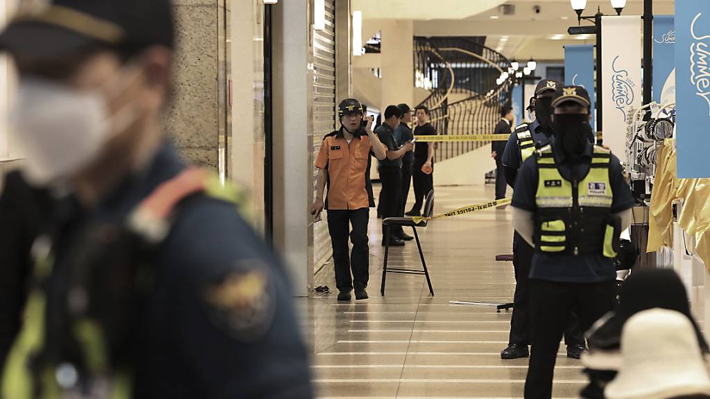 Polizeibeamte sperren den Tatort einer mutmaßlichen Attacke mit einer Stichwaffe  in der Nähe einer U-Bahn-Station ab. Bei dem mutmaßlichen Angriff sind nach Medienberichten mehrere Menschen verletzt worden. Foto: Hong Hae-in/Yonhap/AP/dpa