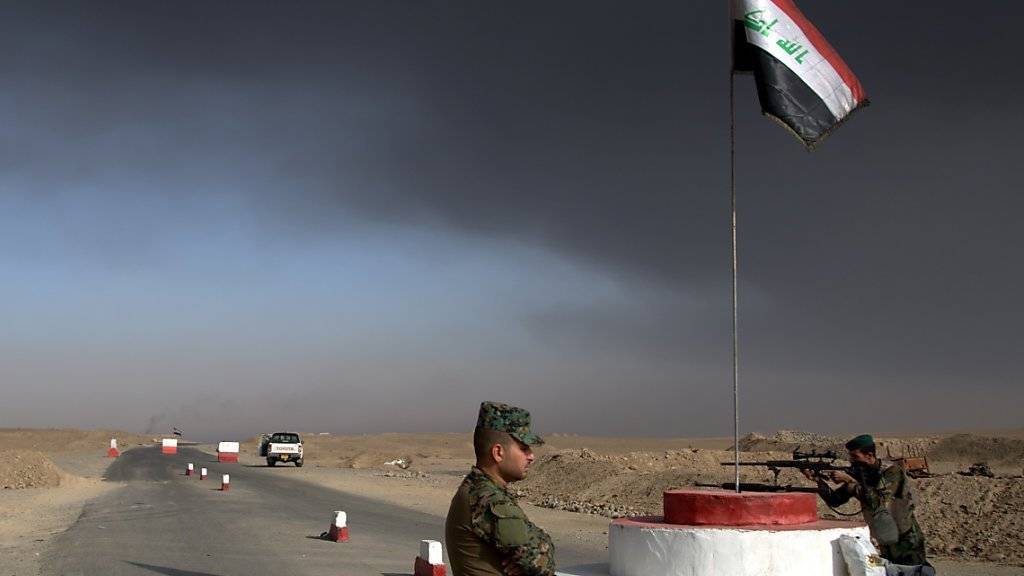 Irakische Regierungssoldaten halten Stellung bei einer Strassensperre unweit der IS-Hochburg Mossul. Fällt die Stadt im Irak, hat die Terrormiliz nur noch die syrische Metropole Raka unter ihrer Kontrolle.