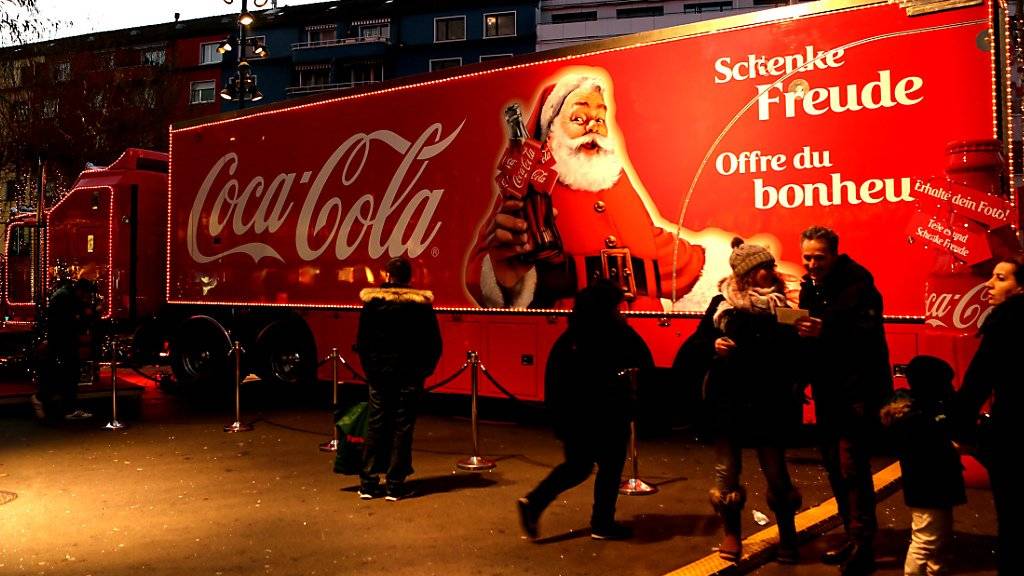 Der auch in der Schweiz bekannte Coca-Cola-Truck ist in Grossbritannien in die Kritik geraten, weil es Zuckergetränke gratis gibt. (Archivbild)