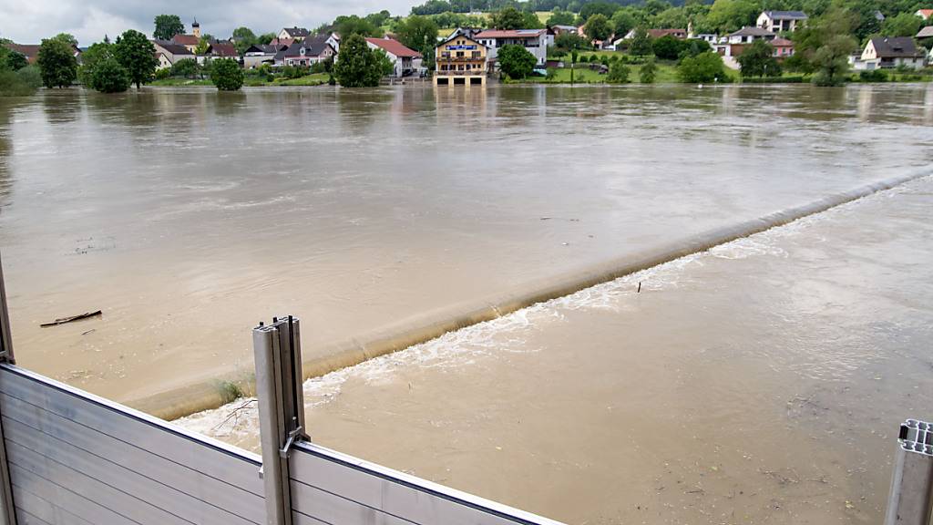 Eine mobile Hochwasser-Schutzwand schützt die Zufahrt zum Kloster Weltenburg vor dem Hochwasser der Donau. Foto: Pia Bayer/dpa