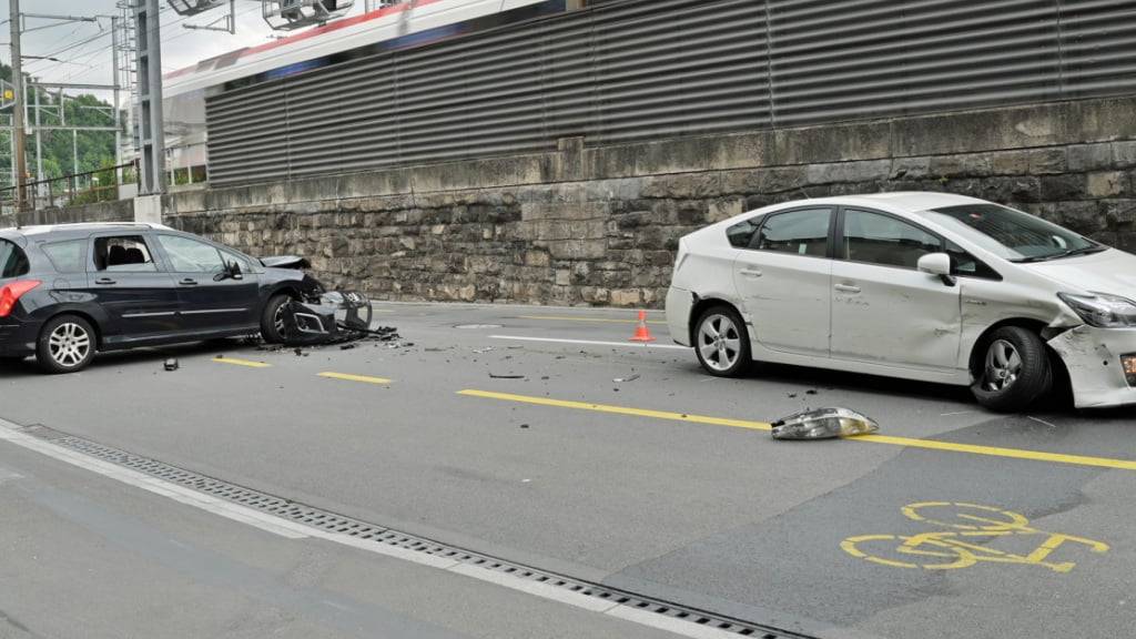 Nach einer Kollision zweier Autos kam es auf der Baselstrasse in der Stadt Luzern am Donnerstag zu grösseren Verkehrsbehinderungen.