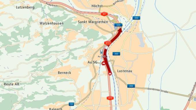 Stau nach Unfall auf der A13