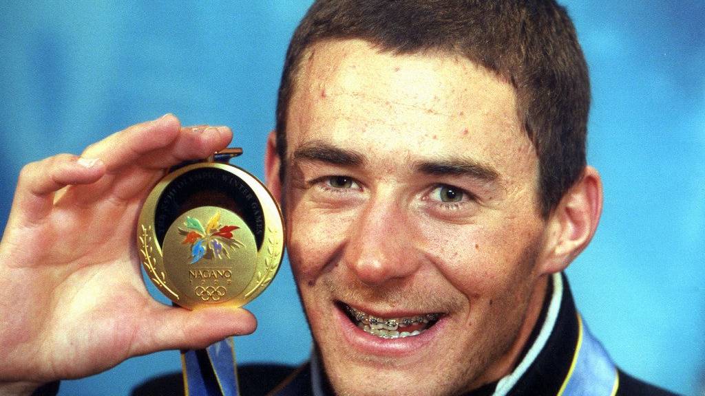 Snowboarder Gian Simmen mit seiner Goldmedaille. (KEYSTONE/ALESSANDRO DELLA VALLE)