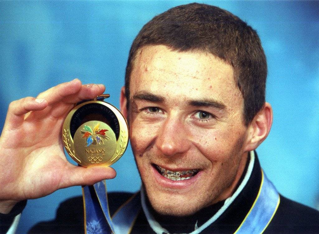 Snowboarder Gian Simmen mit seiner Goldmedaille. (KEYSTONE/ALESSANDRO DELLA VALLE)