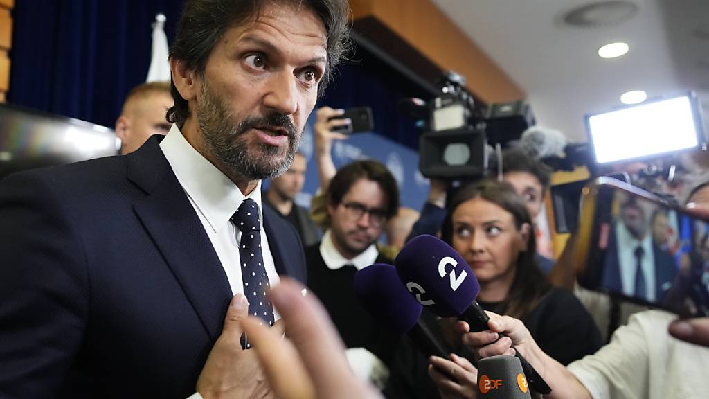 Der stellvertretende Ministerpräsident und Verteidigungsminister der Slowakei Robert Kalinak ist nach einer Pressekonferenz im Regierungssitz von Journalisten umgeben. Foto: Petr David Josek/AP/dpa