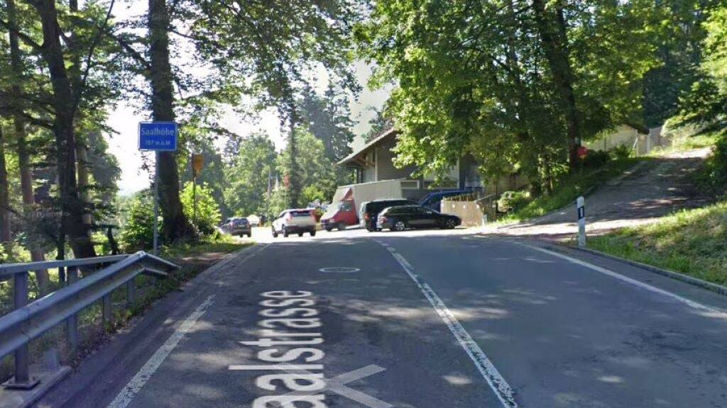 Auf dieser Strasse war die Skateboarderin zusammen mit einem Begleiter talwärts unterwegs.