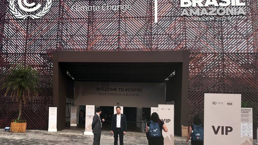 Auf dem äußeren Konferenzgelände der Weltklimakonferenz COP30 wirkt am Morgen nach dem Brand alles weitgehend normal. Foto: Martina Herzog/dpa