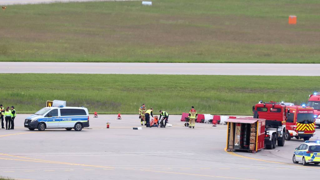 Im Mai legten Klimaschutzaktivisten den Münchner Flughafen lahm. Sie waren in den inneren Bereich des Airport-Geländes gelangt und hatten sich auf einem Rollweg festgeklebt. (Archivbild)