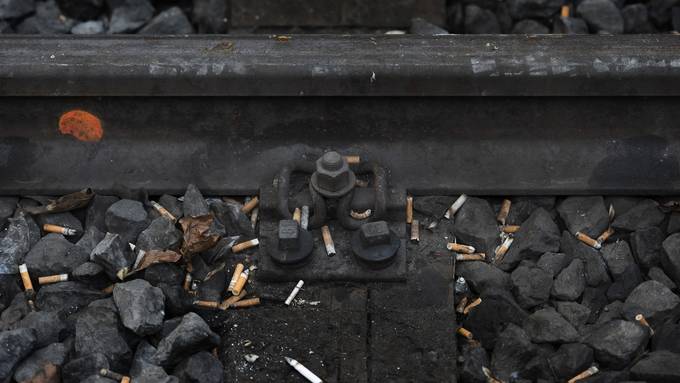 Raucherinnen und Raucher pfeifen auf Verbot am Bahnhof Winterthur