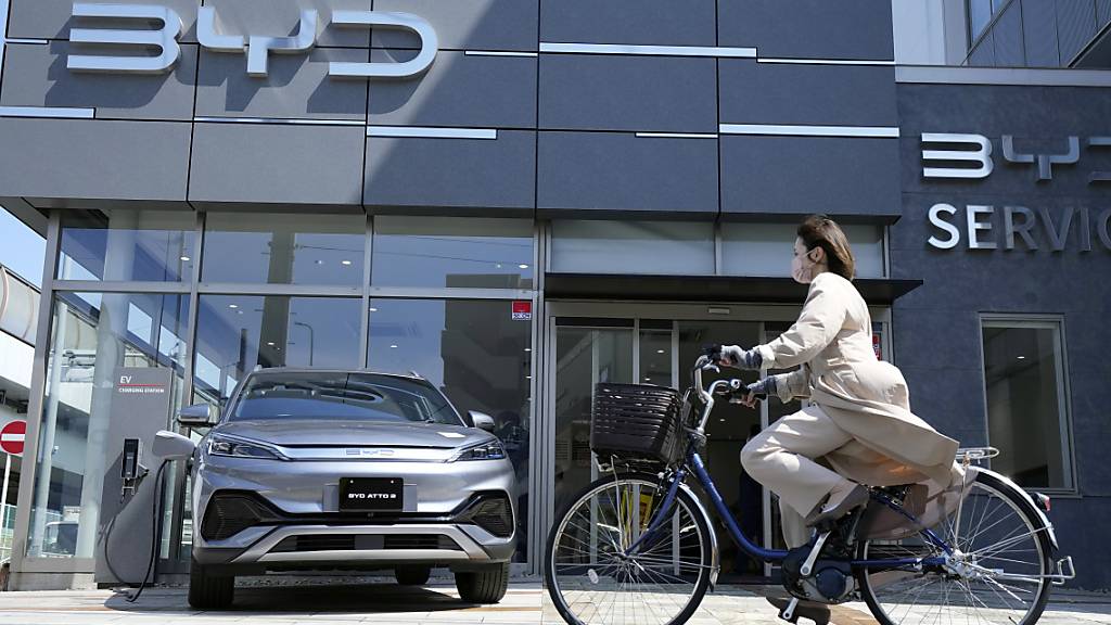 Der chinesische Autohersteller BYD hat bei den Neuzulassungen von Elektrowagen die Nase vorne. (Archivbild)
