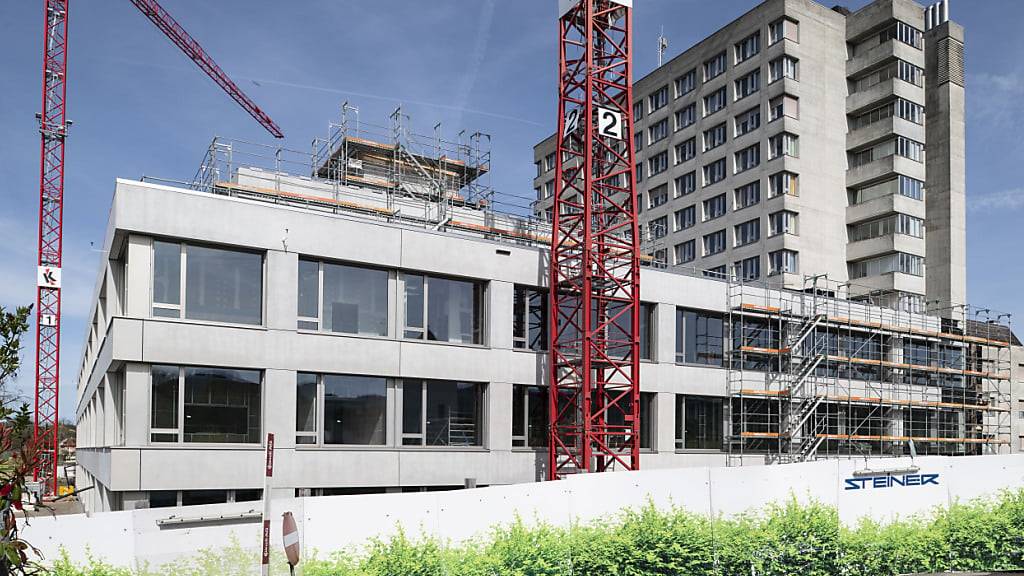 Gebaut wird am finanziell angeschlagenen Spital Wetzikon derzeit nicht mehr: Die Spitalverantwortlichen und die Baufirma beschuldigen sich gegenseitig.