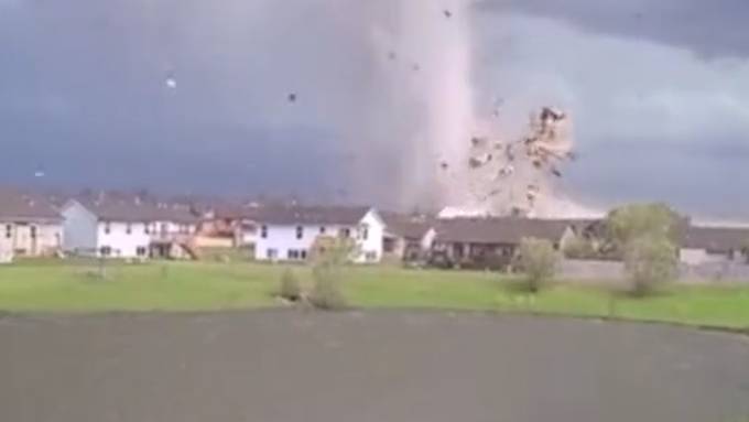 Schäden nach heftigem Sturm und Tornados in Kansas