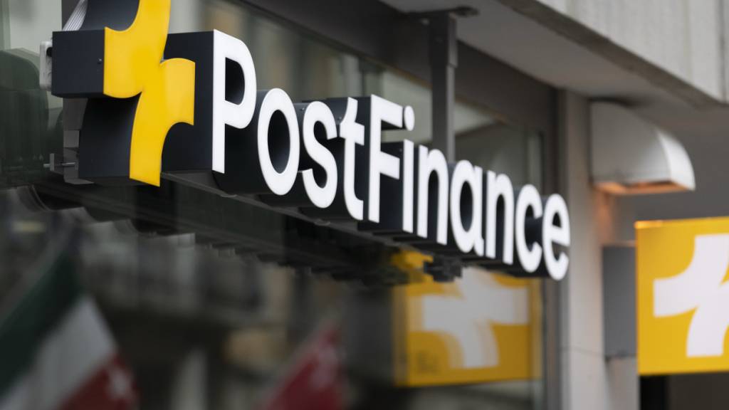 Die Postfinance hat im ersten Halbjahr 2026 unter dem Strich etwas weniger verdient. Gleichzeitig flossen dem Institut weitere Kundengelder zu. (Archivbild)