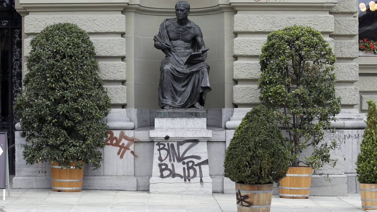 Auch das Bundeshaus ist nicht sicher: Schmierereien und Graffitis im Rahmen der Tanz-Demo «Tanz dich frei» im Sommer 2012.