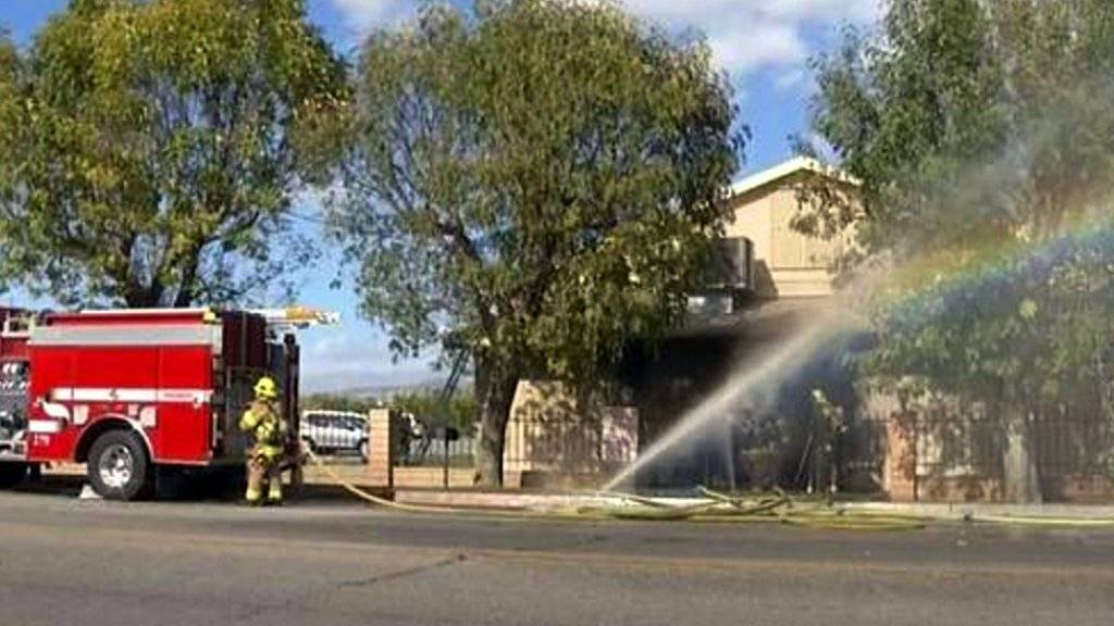 Feuerwehrleute löschen den Brand einer Moschee in Coachella, Kalifornien. Die Polizei untersucht den mutmasslichen Brandanschlag.