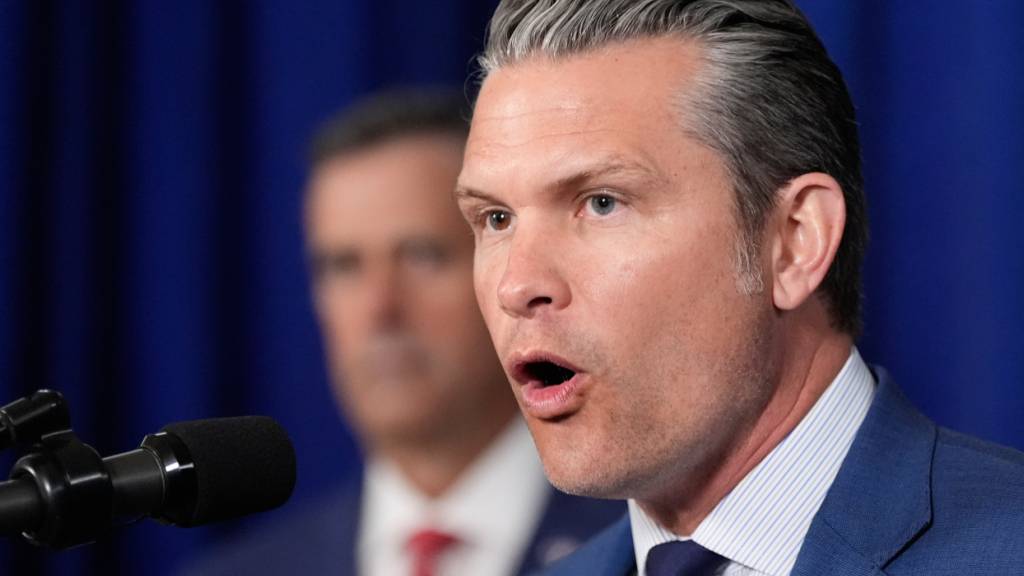 ARCHIV - Verteidigungsminister Pete Hegseth spricht in Mar-a-Lago in Palm Beach. Foto: Alex Brandon/AP/dpa