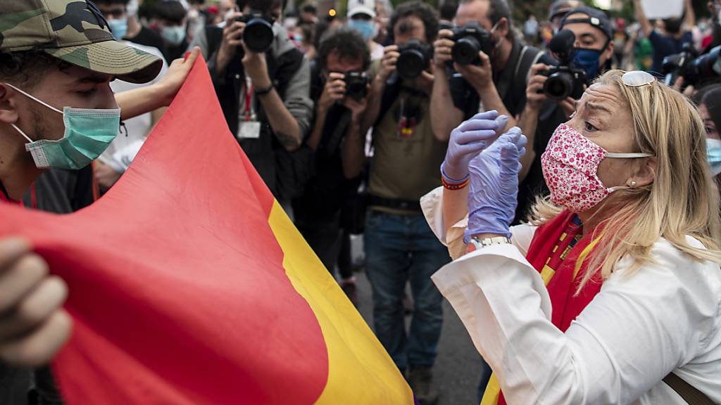 Trotz heftigen Widerstands der Opposition und zunehmender Proteste verärgerter Bürger hat in Spanien das Parlament den Corona-Lockdown zum fünften Mal verlängert.