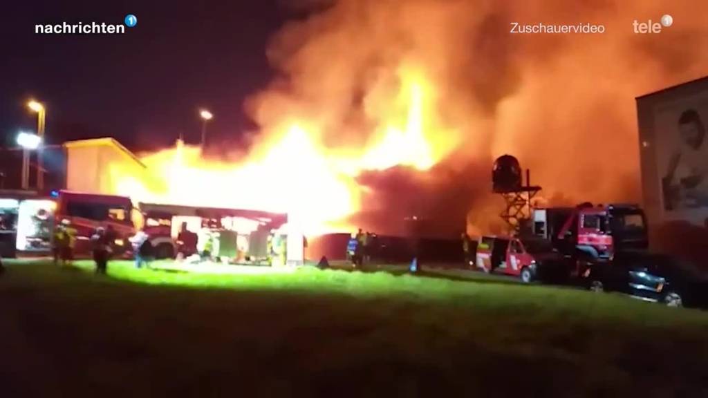 Drei Gebäude in Vollbrand: Riesen Feuer in Alpnach