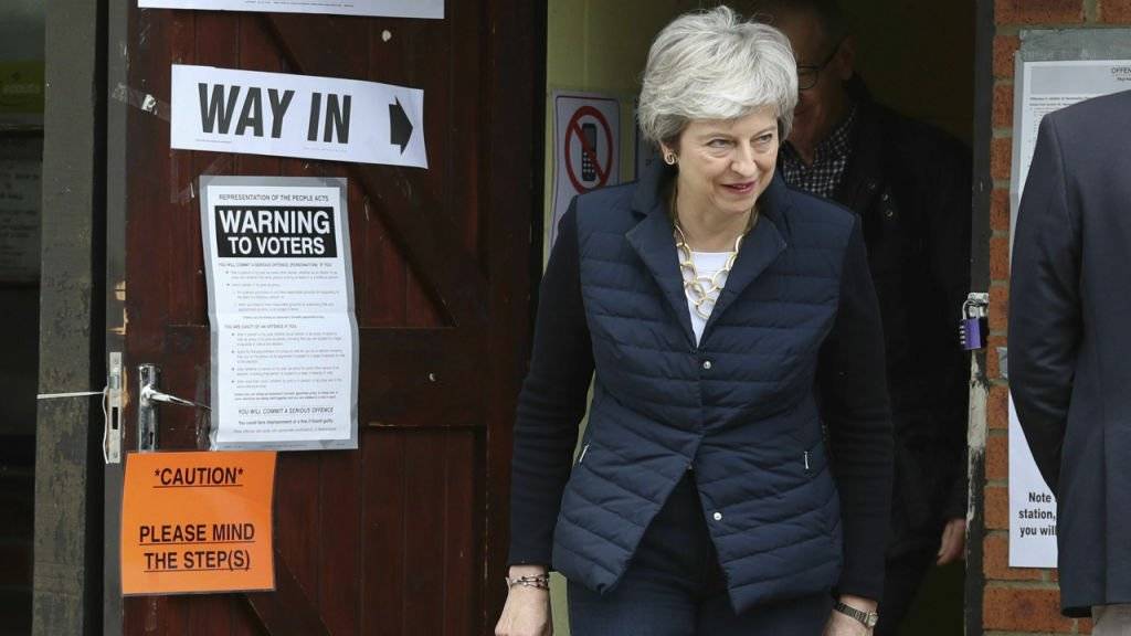 Die britische Premierministerin Theresa May nach der Stimmabgabe bei den Kommunalwahlen an ihrem Wohnort Thames Valley im Westen Londons.