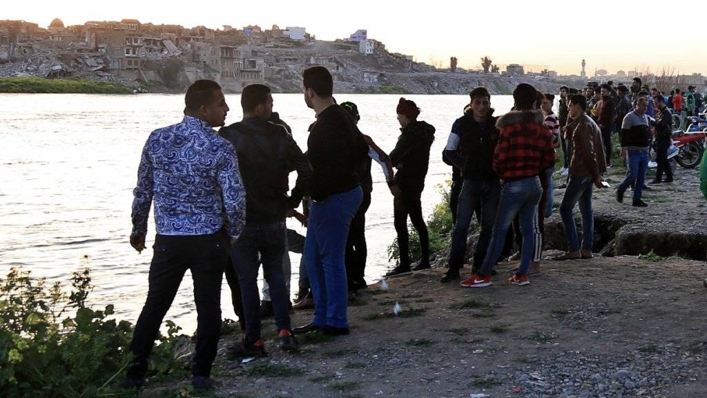 Bange Stunden für Angehörige von Opfern des Schiffsunglücks im Tigris bei Mossul.