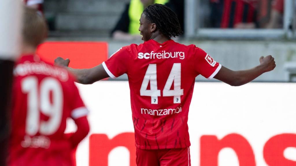 Johan Manzambi, Angreifer beim SC Freiburg, wird erstmals für das Schweizer Nationalteam aufgeboten
