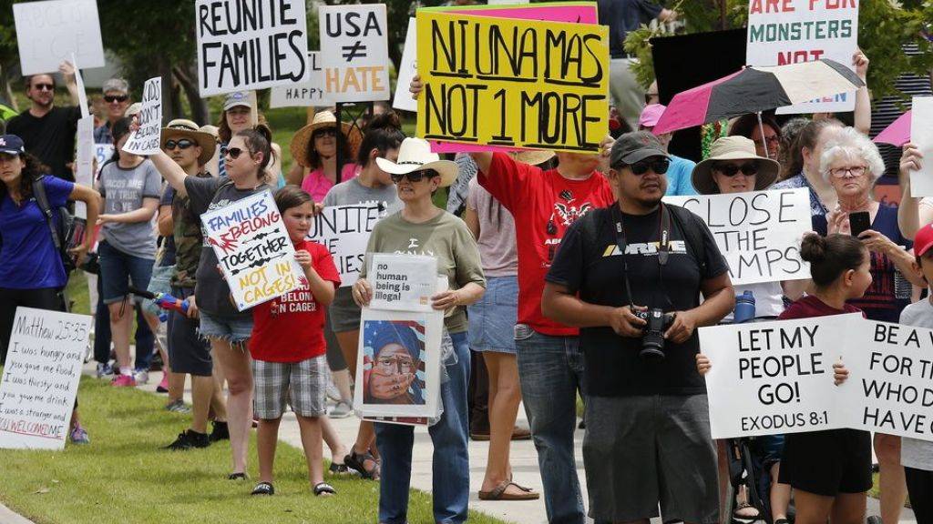Tausende demonstrieren seit Wochen gegen Missstände in den US-Internierungslagern - hier am 2. Juli in Richardson, Texas.